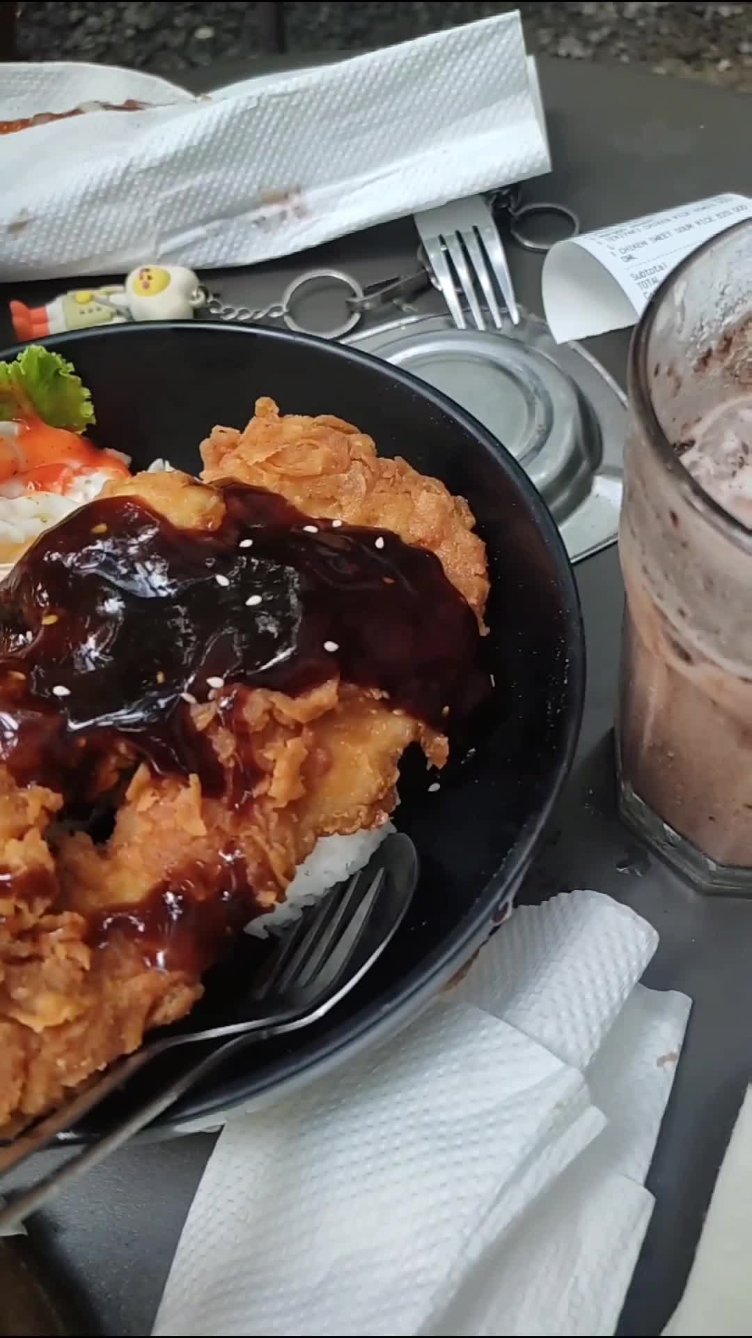 cafe teradem sih ini, mana mendung mendung kan ya, uhuy makanannya enak semua minumannya juga enak semuanya mantep dan harganya murah 