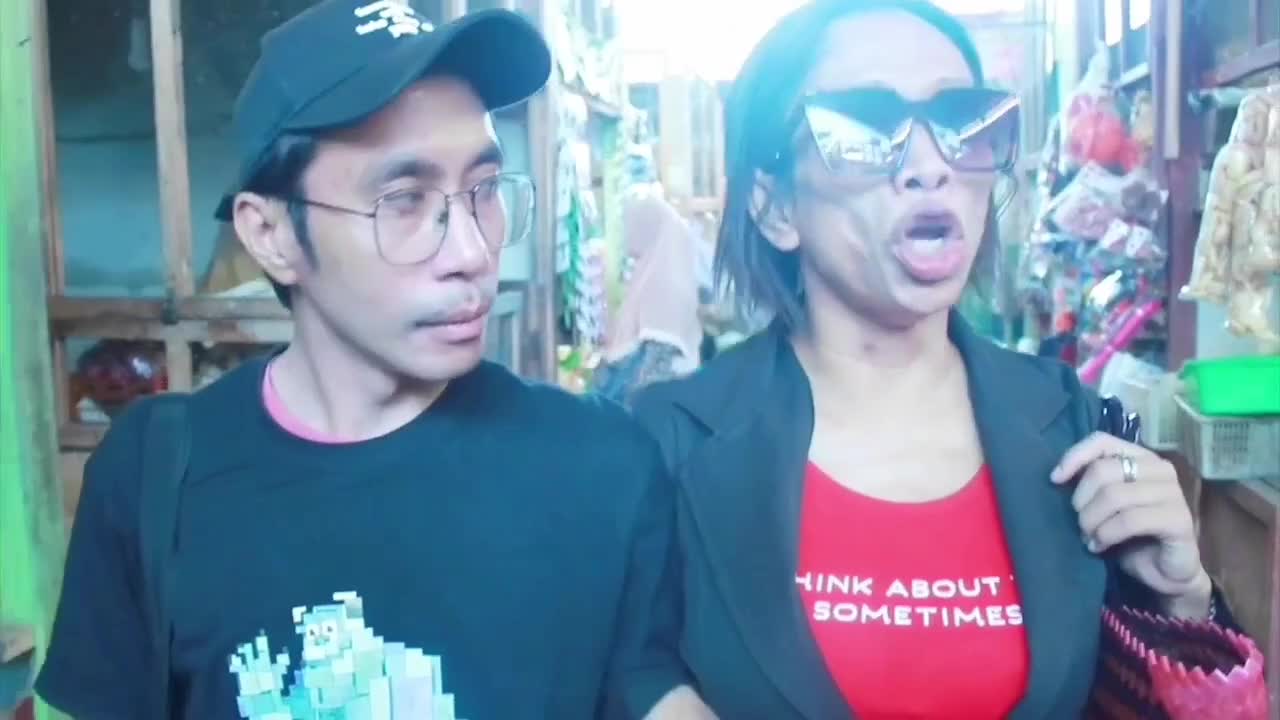 Tonton yuk vidio seru versi Ngapak Indonesia ( Endors Toko Emas Samiaji )#Arif Riffo Ft Deborah & Niko #Banyumas#ShowYourTalent