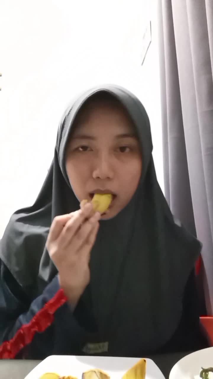Aroma pisang kukus yang menguar, sehangat kenangan masa kecil di dapur nenek