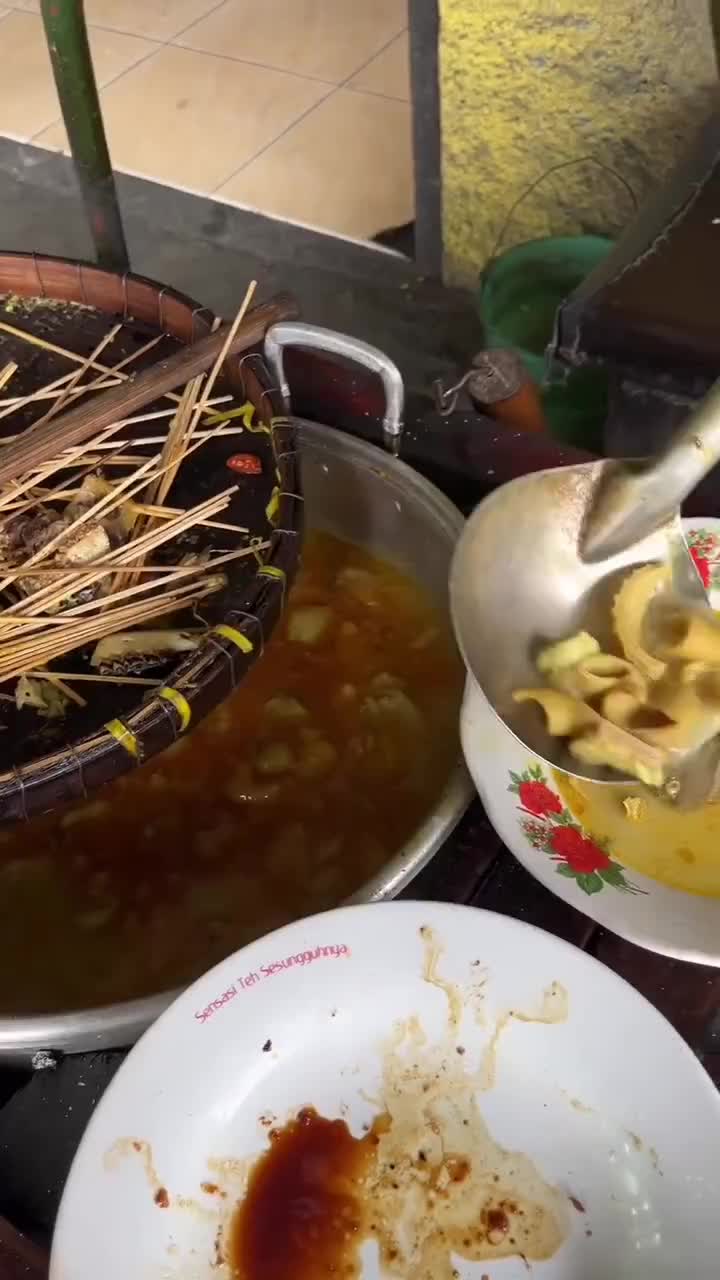 Siapa yang sudah pernah nyobain makanan satu ini, bikin laper bolo #HOTrctiplus 