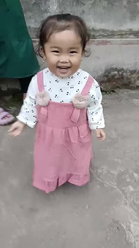 ketawa nya begitu lepas bahagia