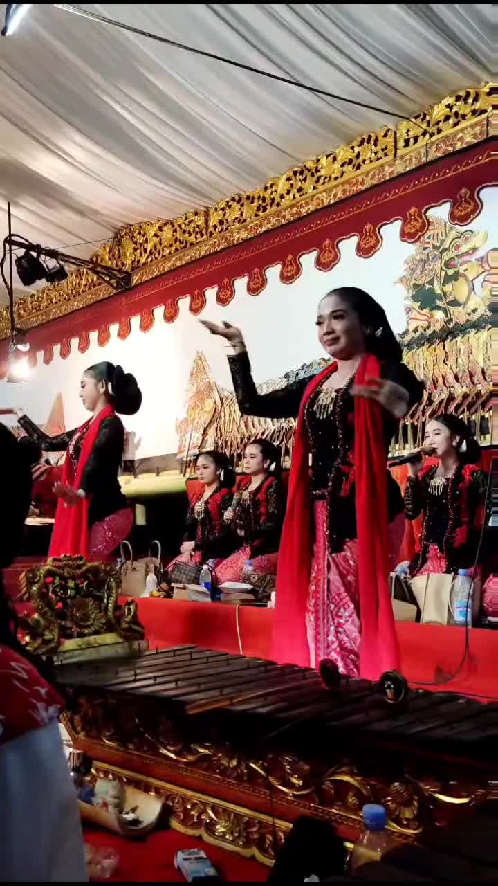 Tarian Tradisional Banyumasan
atau ya g di sebut dengan Lenggeran


#dance #tarian #lenggerBanyumasan #kiekosuwaryo #dalangeko 
