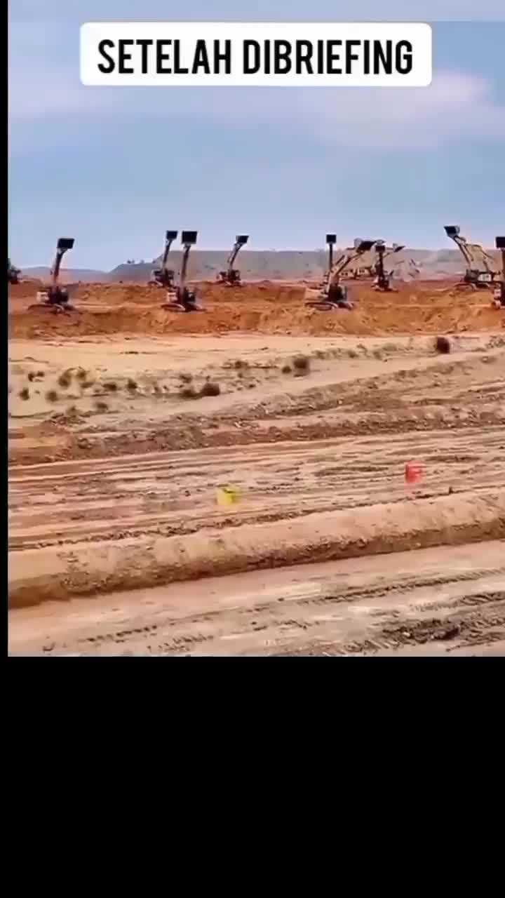 pak mandor sudah bilang jangan bilang kulu-kulu akibatnya hujan deras 😂😂😂