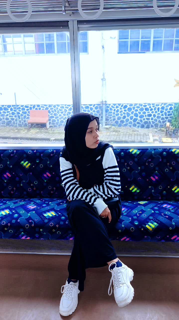  #Niat healing naik kereta lihat pemandangan sawah pegunungan pas distasiun lakok ada mbak mbak nya lagi healing juga 😂 
