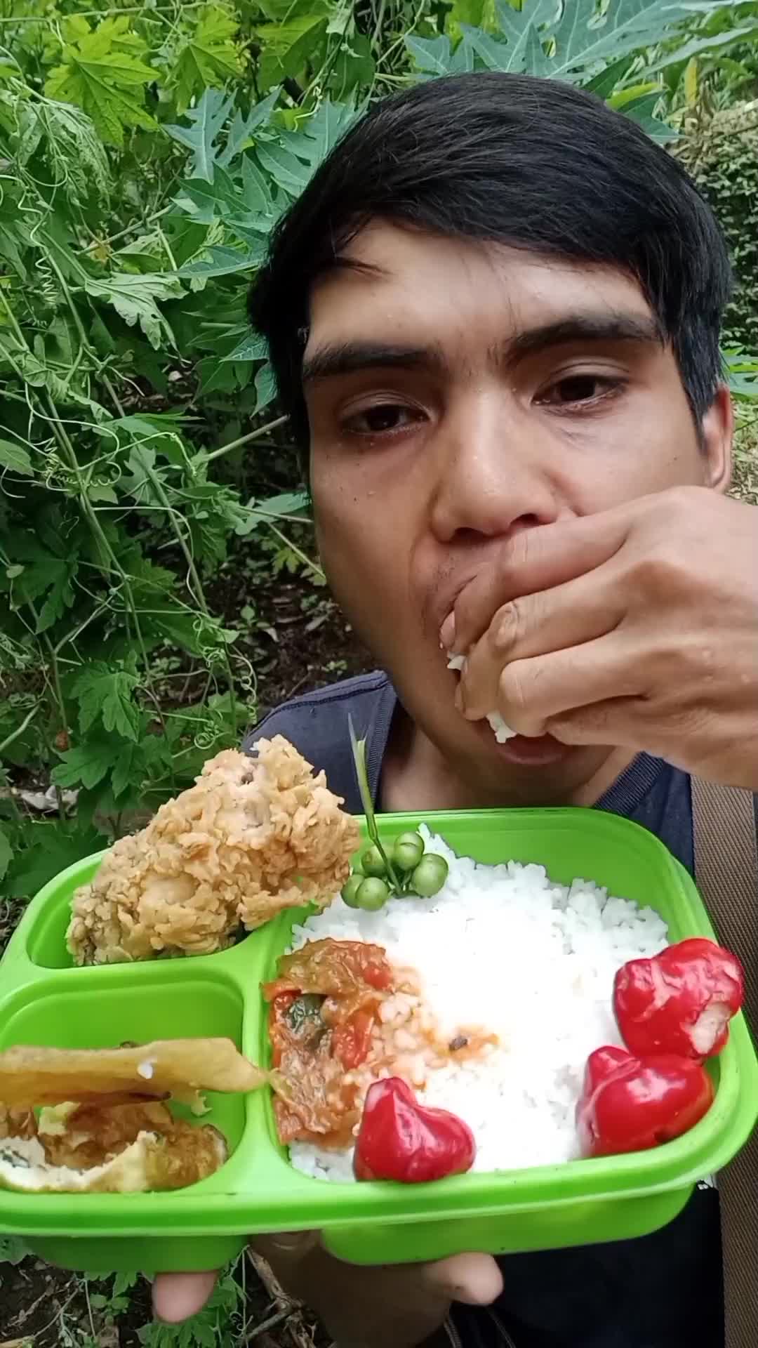 makan dengan lalapan jambu kancing