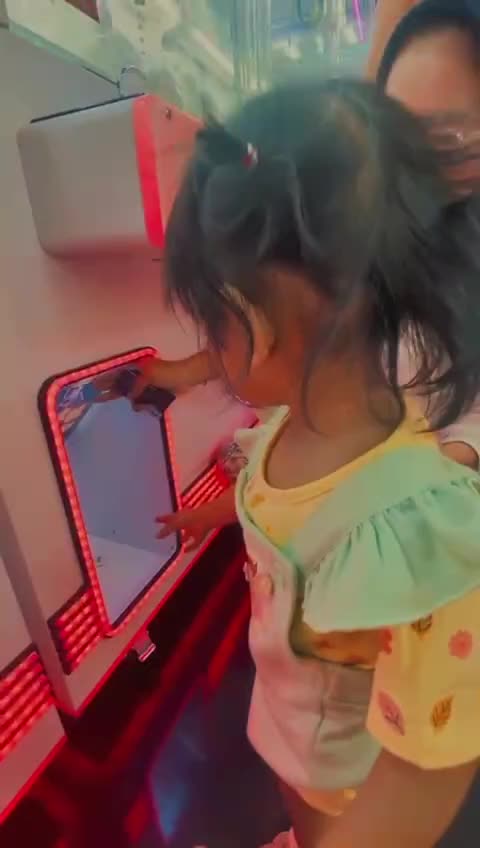 Happy banget pertama kali maim capit boneka dapet 5 boneka 😅 happy kid happy mom^^


#fyp #viral #reels #video #capitboneka #boneka #clawmac