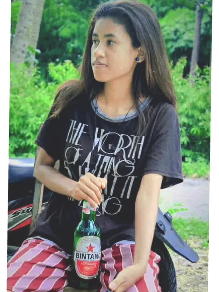 dulu waktu di kampung tahun 2020 pakai botol bir yg kosong bekas bapak2 minum buat bergaya pas foto wkwkw #cara membuka botol wine 