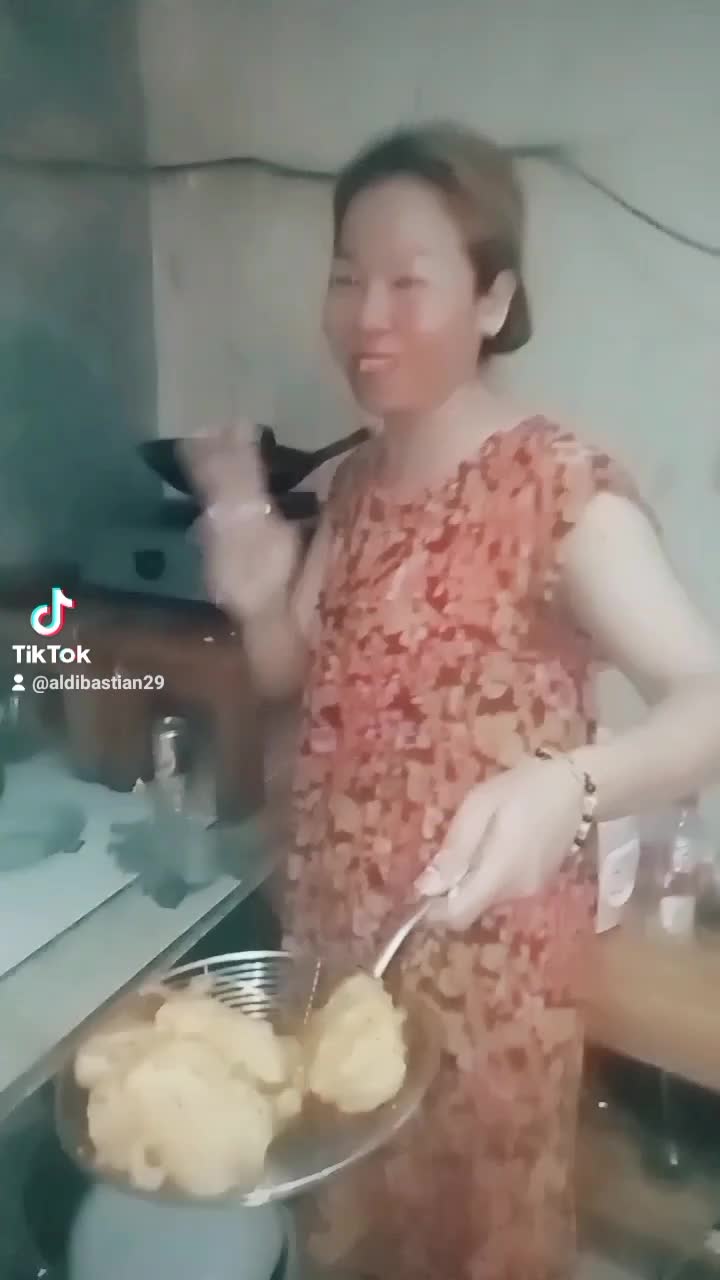 bunda Iis bikin goreng pisang sambil joged asik 😂😂