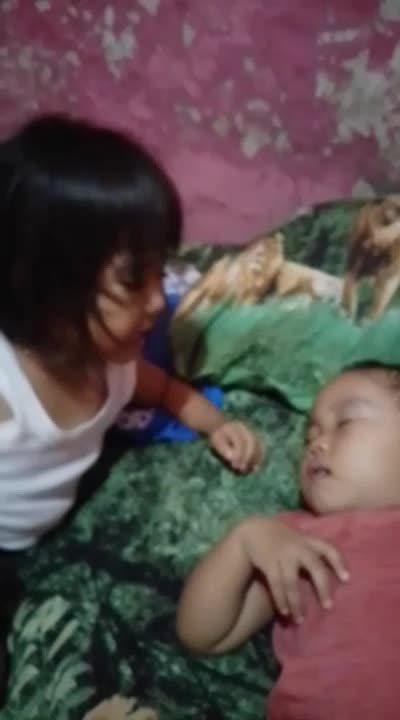 kaka adek yg selalu berantem. masya allah 😊 tapi 1menit baikan lagi🤗
#Kakak Sayang Adek 
#keluargakecilku 