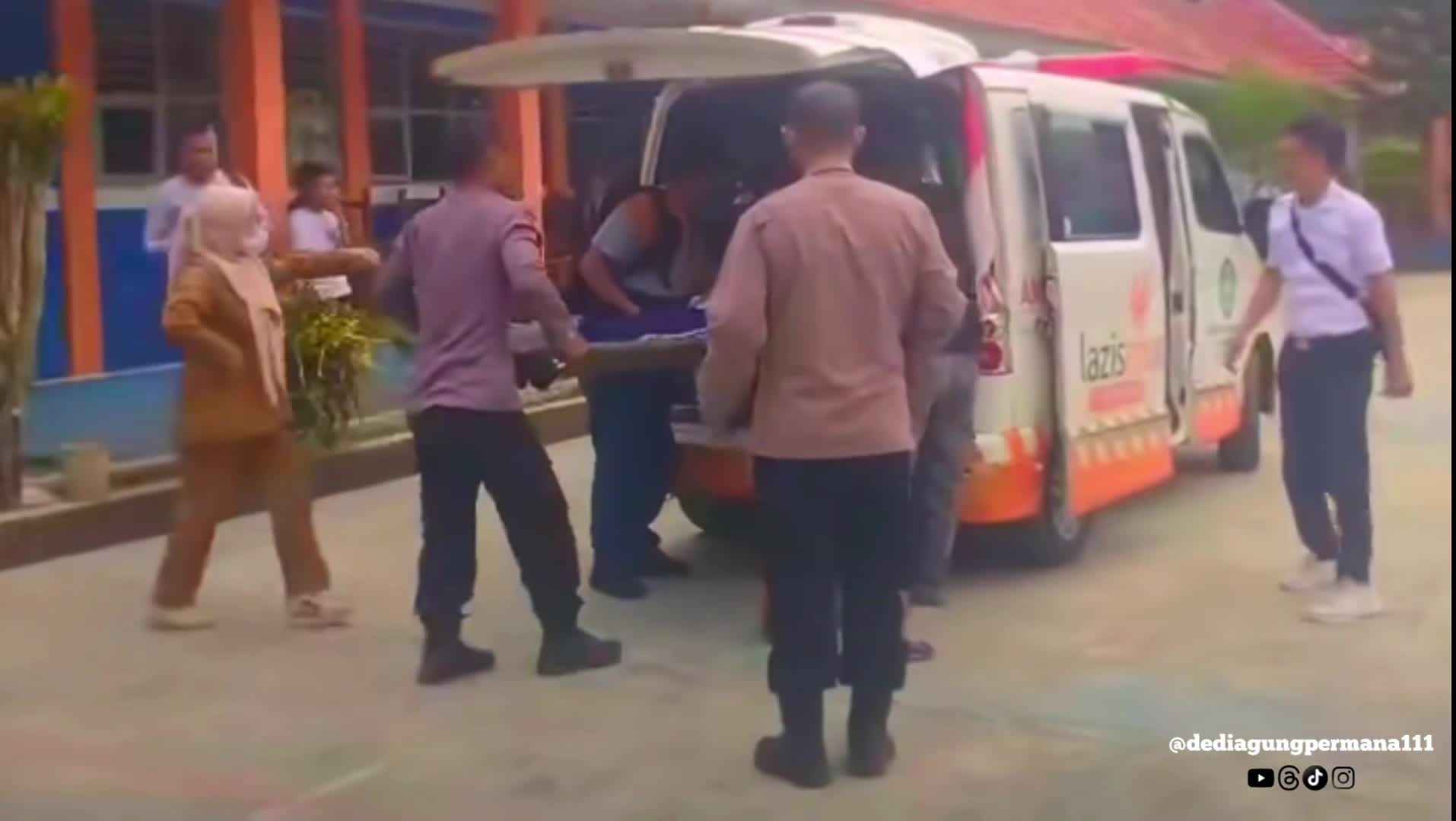 RATUSAN SISWA SMPN4PAMARICAN CIAMIS JABAR KERACUNAN "MBG"
 #News 
 #Jawabarat 
#CIAMISJAWABARAT 
 ##SeputariNewsPagi #Keracunan #keluarga 
 