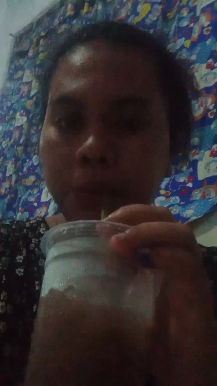 diluar hujan, bukan halangan minum es coklat 