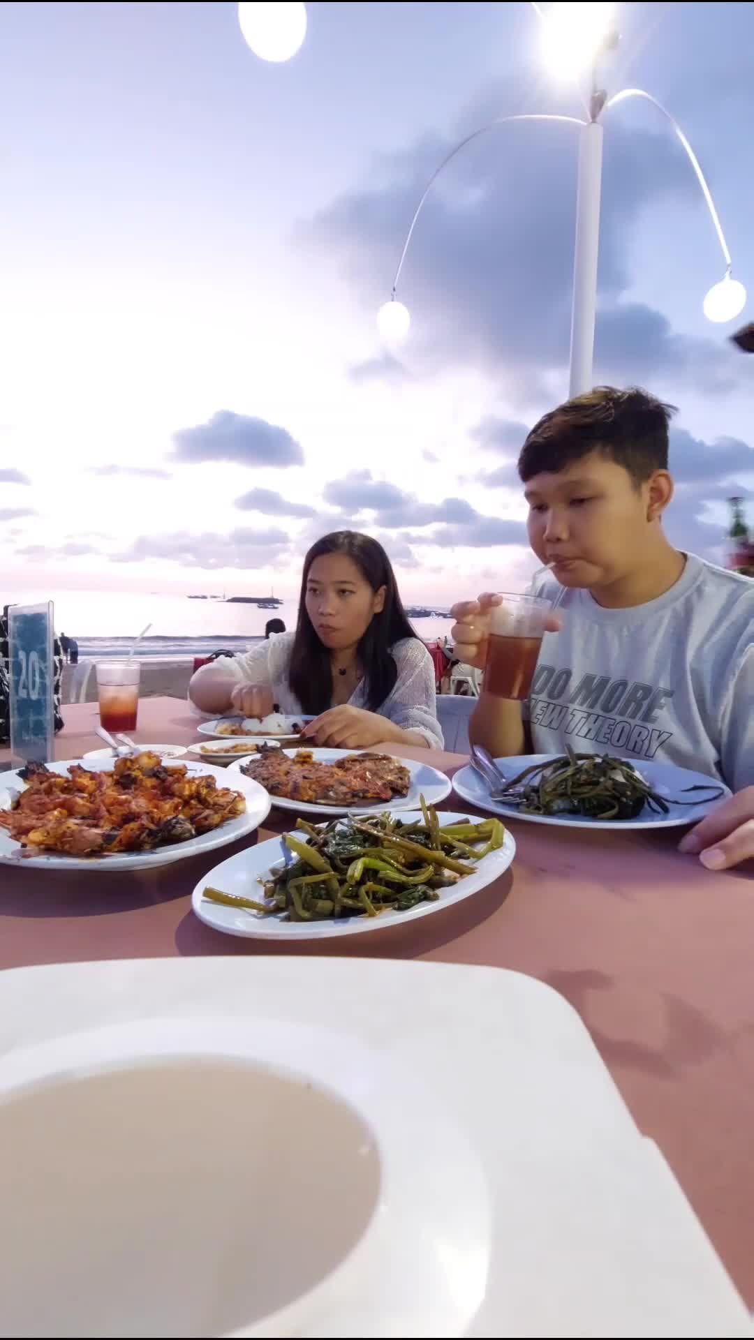 menyantap ikan bakar khas jimbaran dengan view sunset bersama ayang 😍