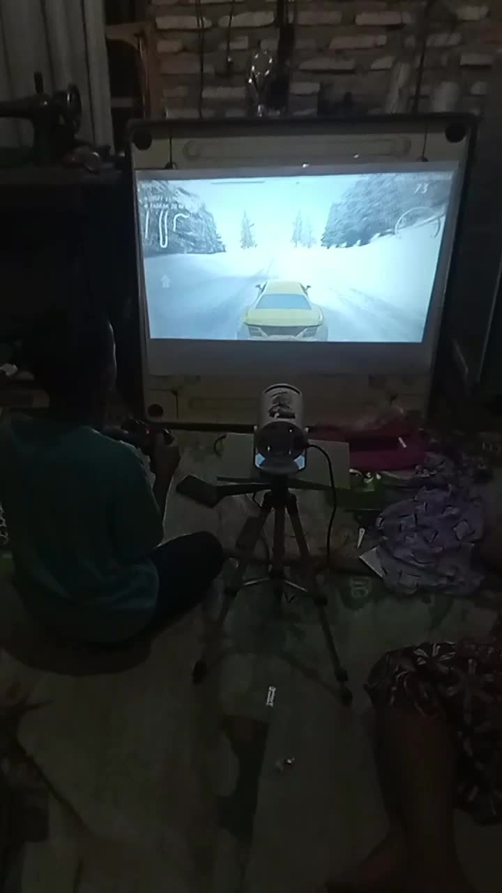 Asik banget main game pakai proyektor 