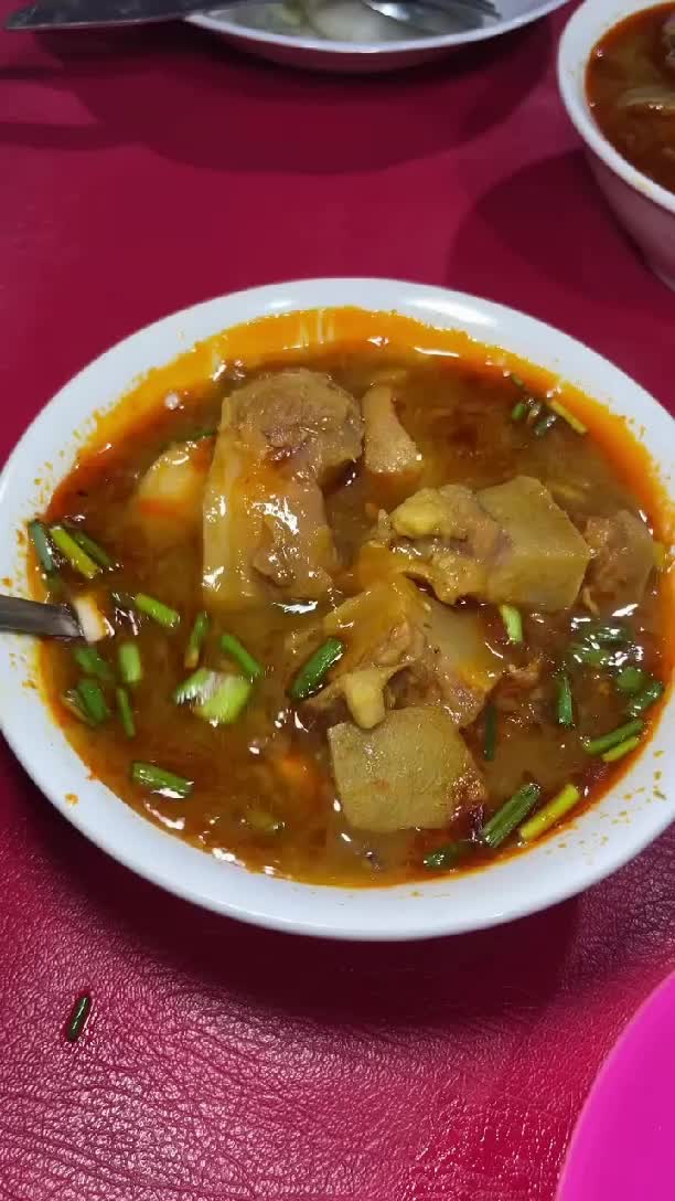 Kuliner lontong kikil , lokasi sidoarjo.
#Pengikut
#semuaorang 
#wisatakuliner 
#jajanan 