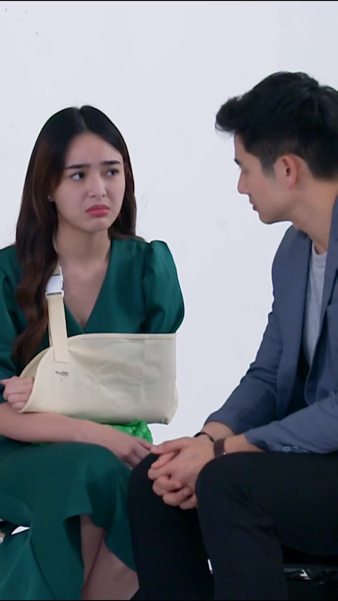 Gemes banget sih mereka! Lagi diskusi serius tapi ujung-ujungnya tetep ngebucin manja ya? 😆
