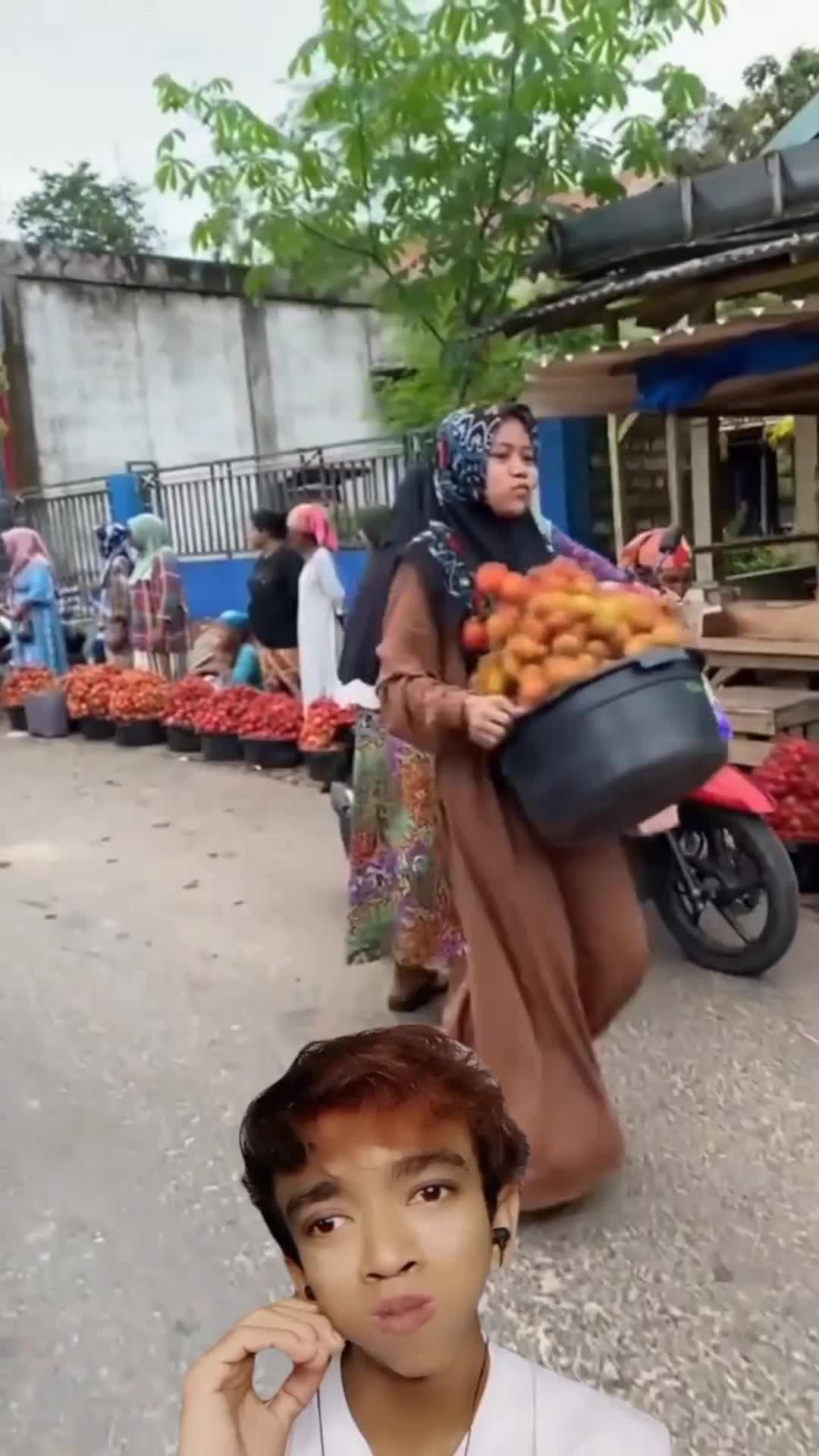 persaingan ketat ibu ibu berjualan rambutan berderet di pinggir jalan😭🤣 #duett #humor #reactiont 
