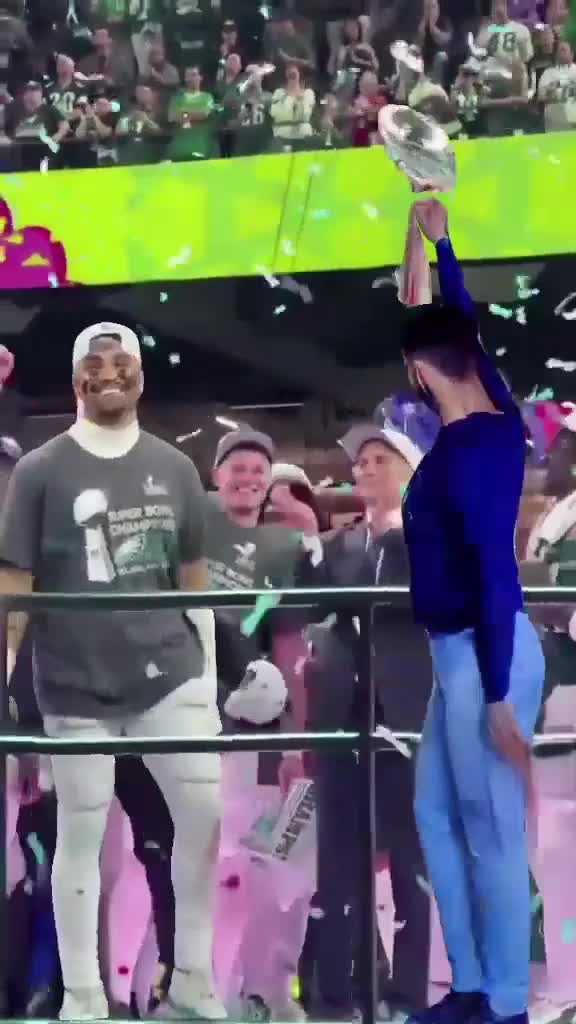 Penyerahan piala pemenang kontes video aneh 😄😄