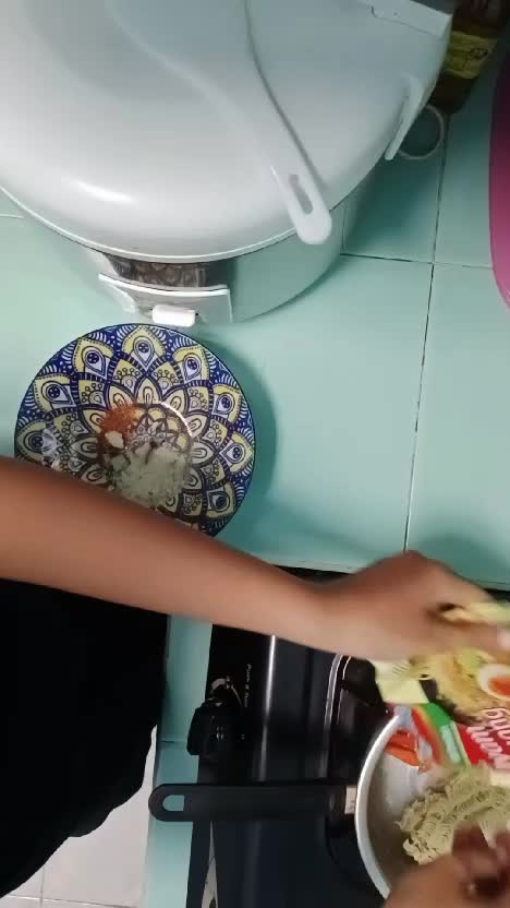 temenin masak mie yuk  #fyp  #fypシ゚viral  #trending 