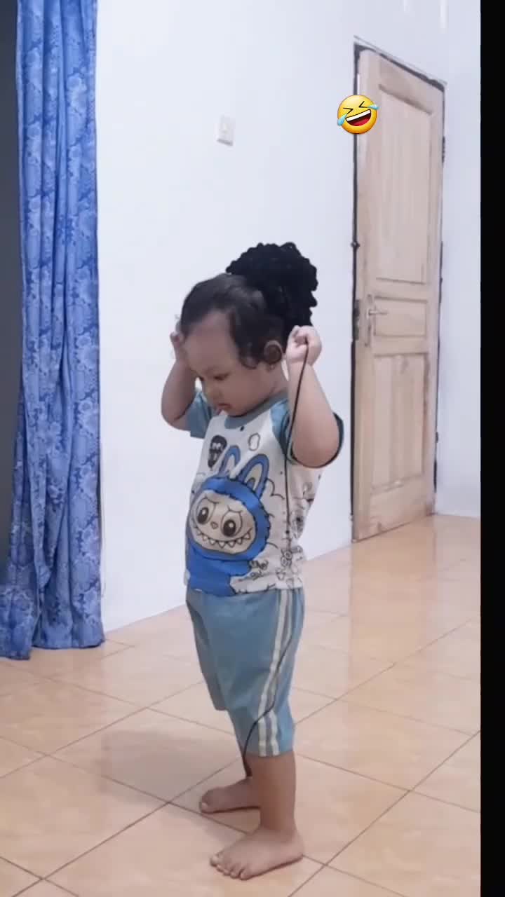 ada aja tingkah nya ni bocil