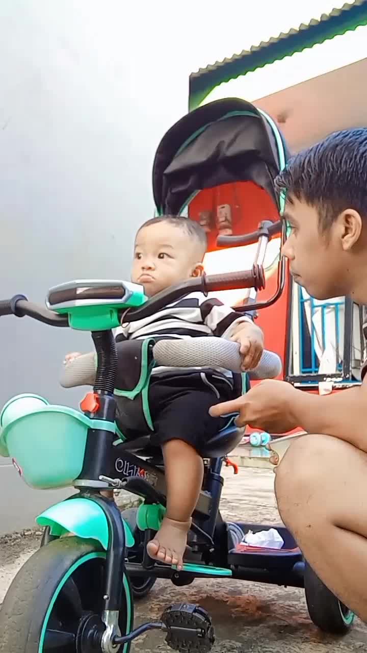 haloo gaes salamkenal aku malik