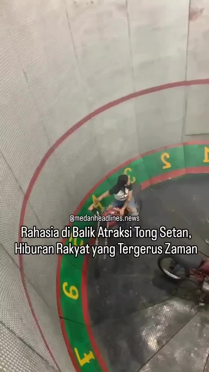 Doi berdoa dulu sebelum atraksi broh! Tapi plis lah abang yang midioin jangan ikut muter juga. Pusing nyettt liatnya