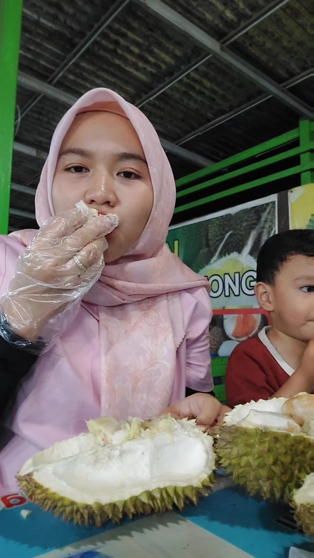 makan duren guys #RCTIPlus 