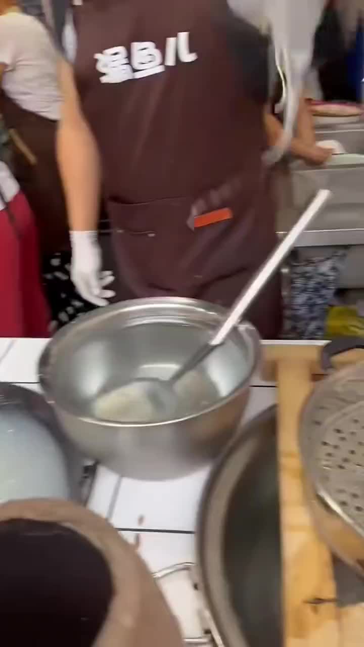 Rasakan sensasi kenyal dan gurihnya Lau Chu Pan! Mi berbentuk unik ini berpadu sempurna dengan kuah kaya rasa, menghadirkan kehangatan di se