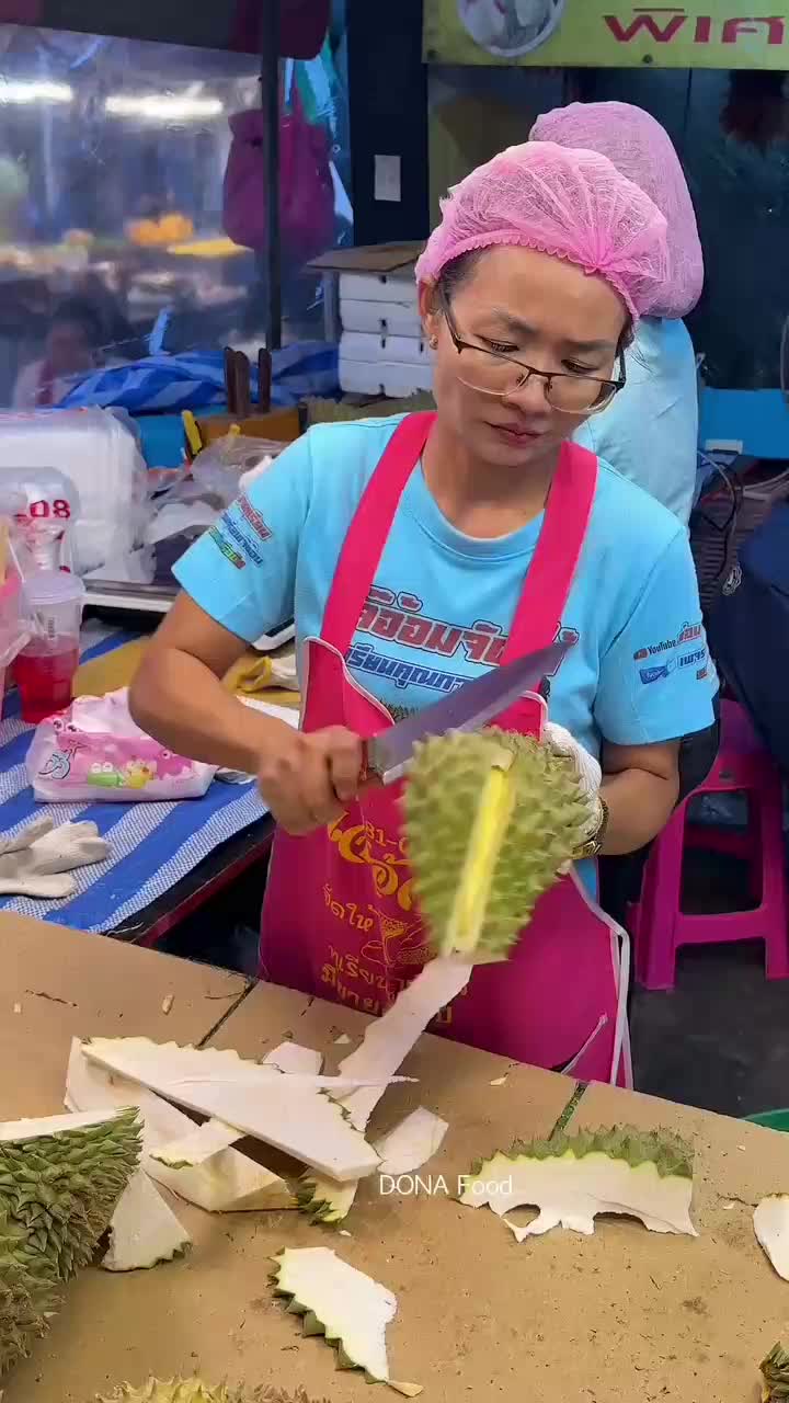 memotong durian