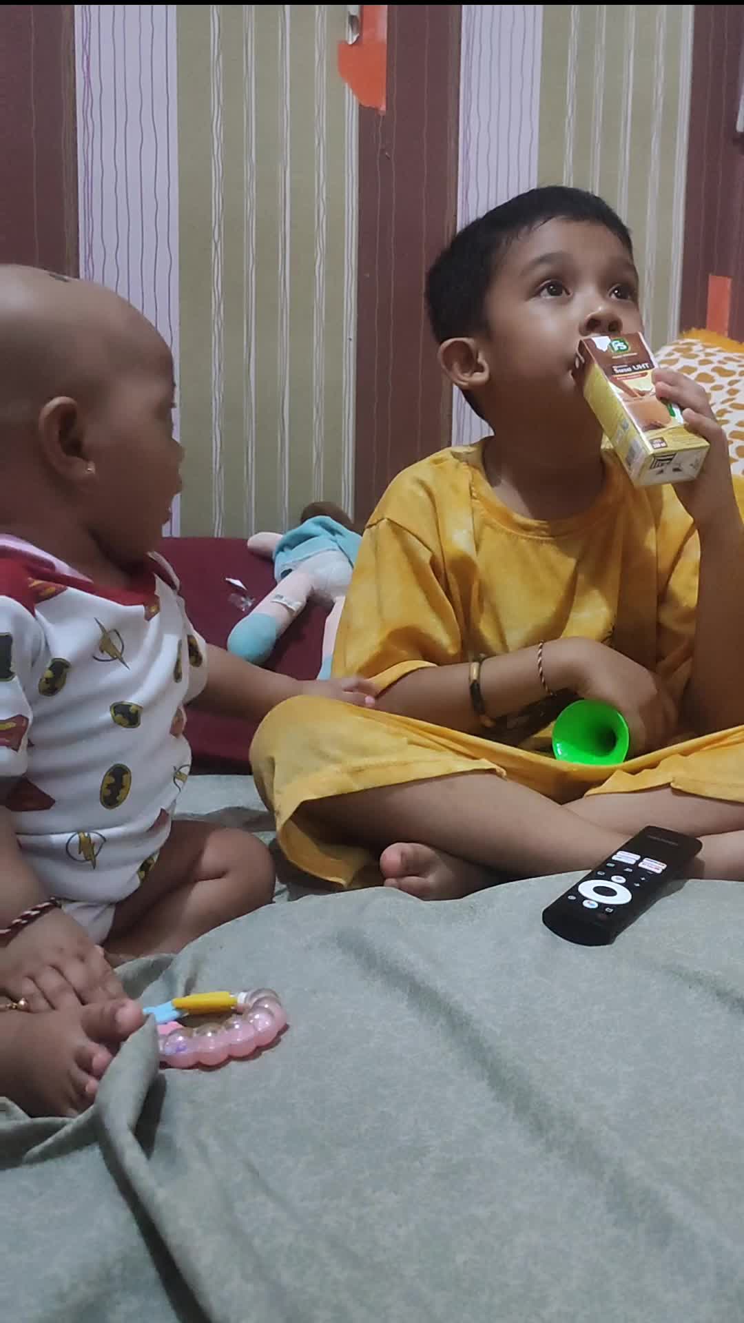 masih bayi maunya minta2 punya kakaknya 🤣🤣🤣