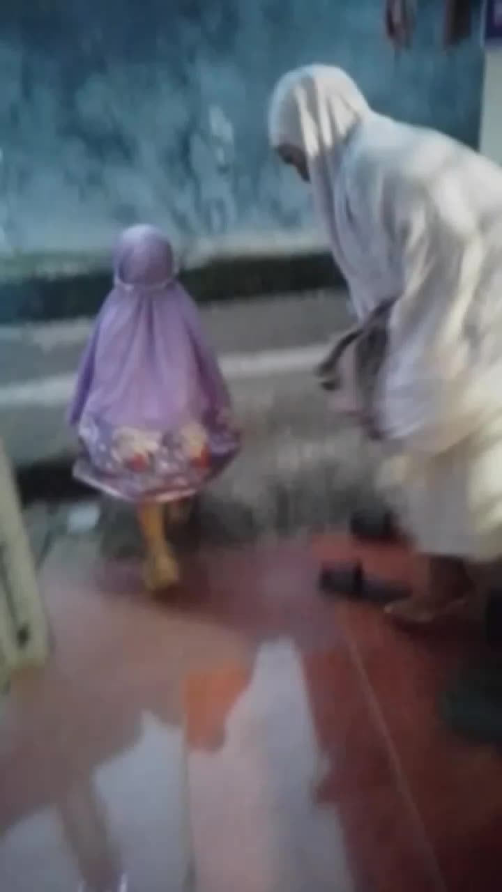 padahal lagi gerimis tapi tetep semangat banget minta ke musholah sama simbah.
masya allah, masya allah
sholeha ya kay🥰🥰
#MasyaAllah tabarok