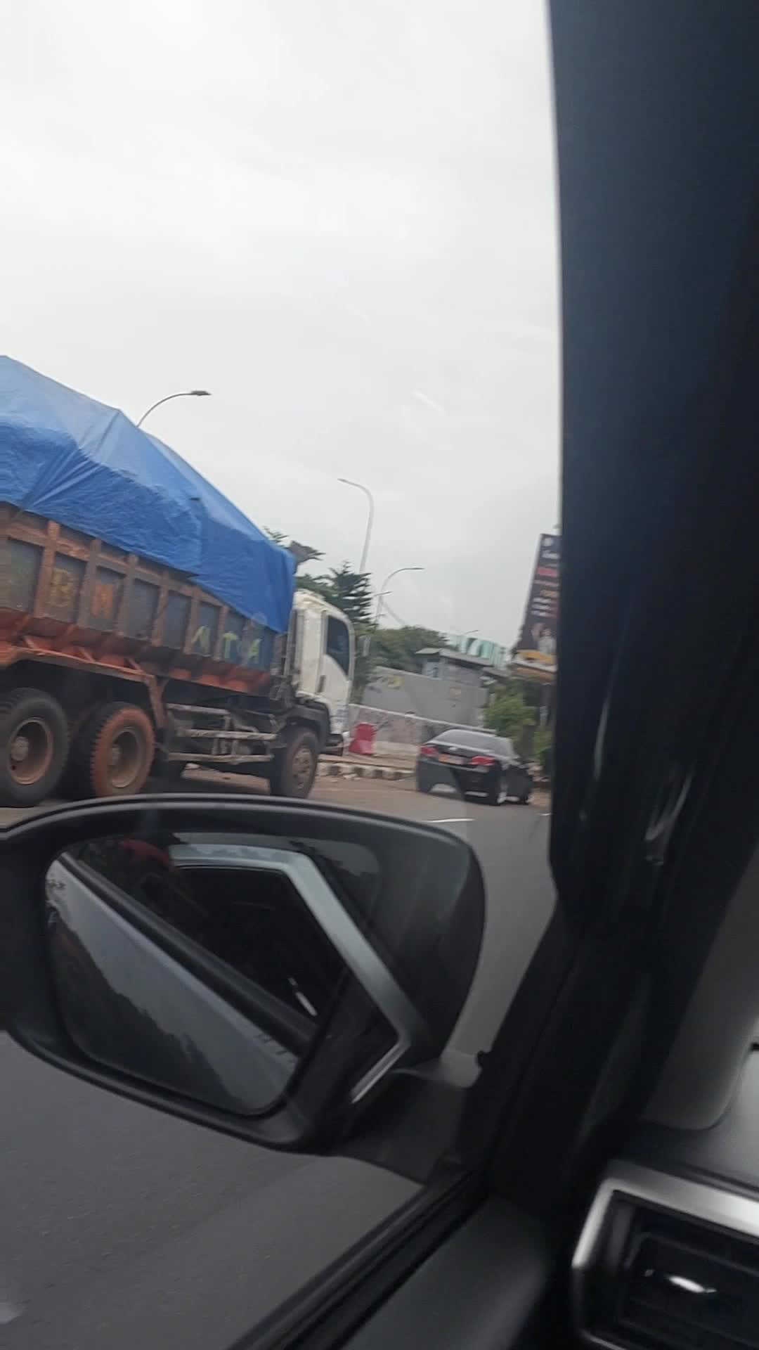 tolong pihak yang berwenang, sudah bertahun tahun jalan di buat parkir sehingga membuat macet ketika sore hari, lokasi arah pintu tol ke ara