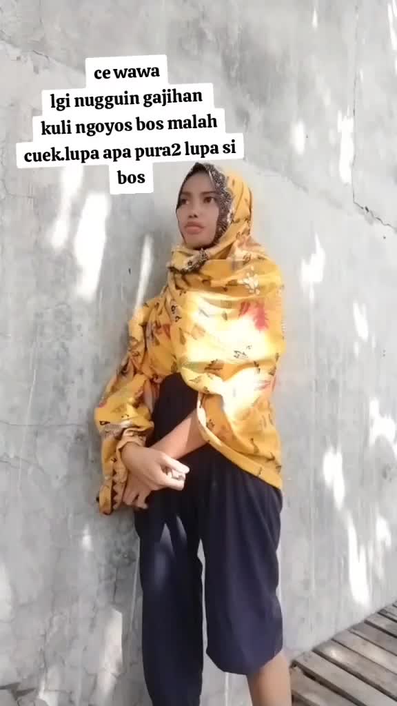 ce wawa lagi nungguin gajihan. 