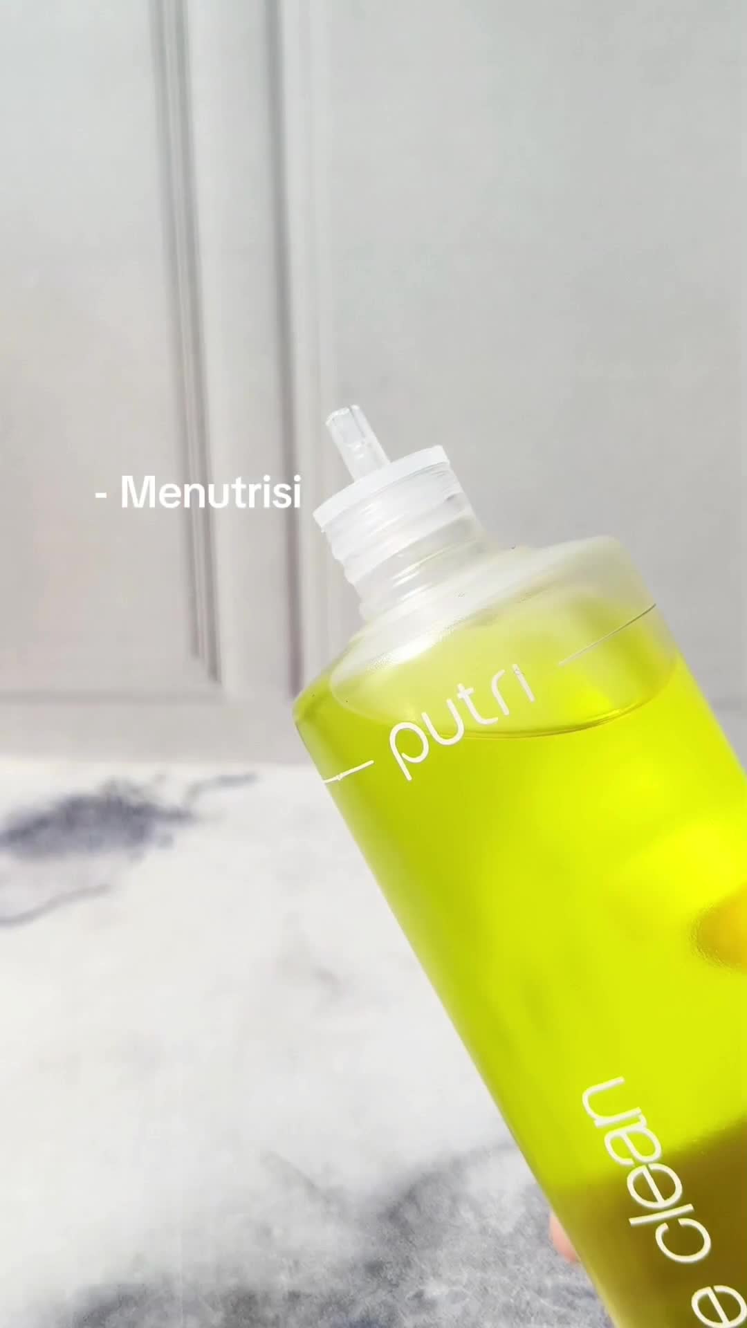 Shampoo ala salon yang bisa mengatasi rambut bau apek dan menjadikan rambut berkilau ✨ 