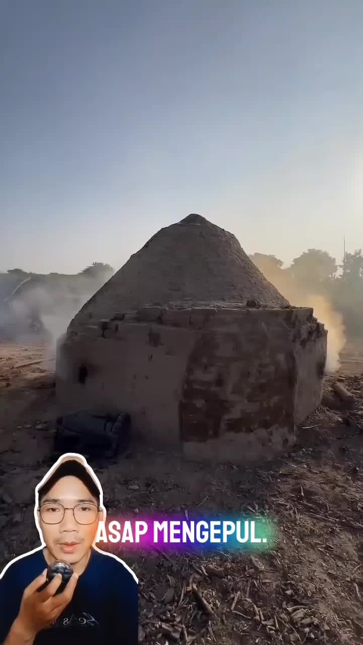 Hanya dari ranting pohon kering..
Jadilah arang kayu berkualitas #reels #videoreaction #reactionvideo #fyp #trending #viral  #shortplus  #RC