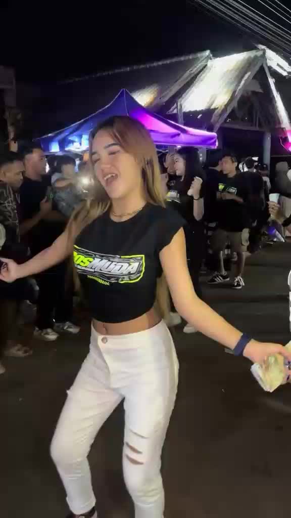 jangan lupa follow aku ny temen²