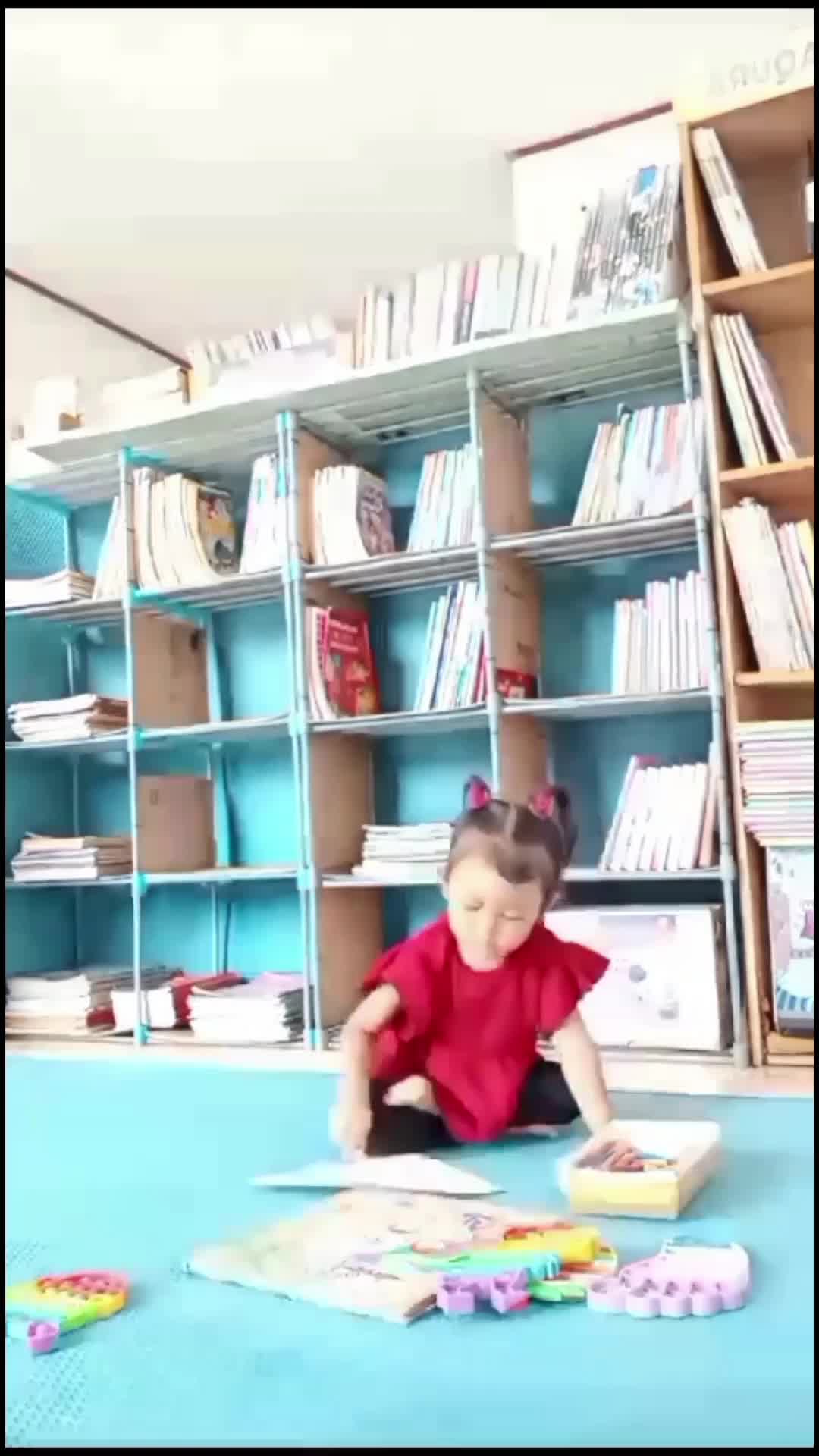 mewarnai di perpustakaan