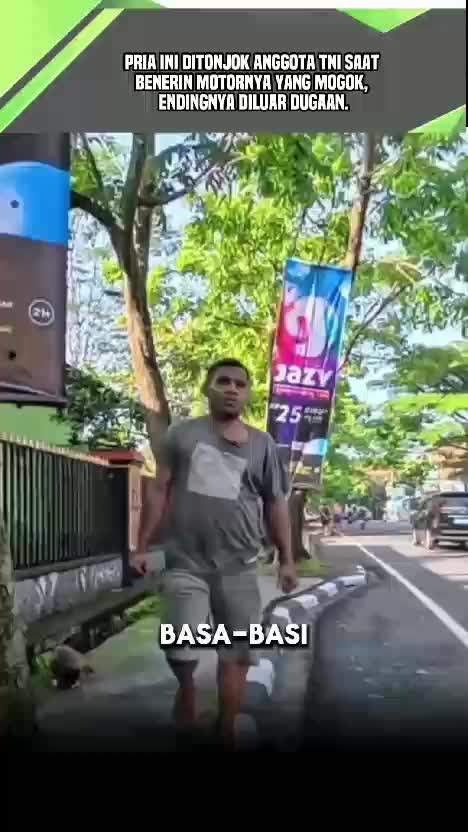 Pria Ini Ditonjok Anggota TNI saat Benerin Motornya Yang Mogok.  #ditonjok  #anggotatni  #videoedukasi 