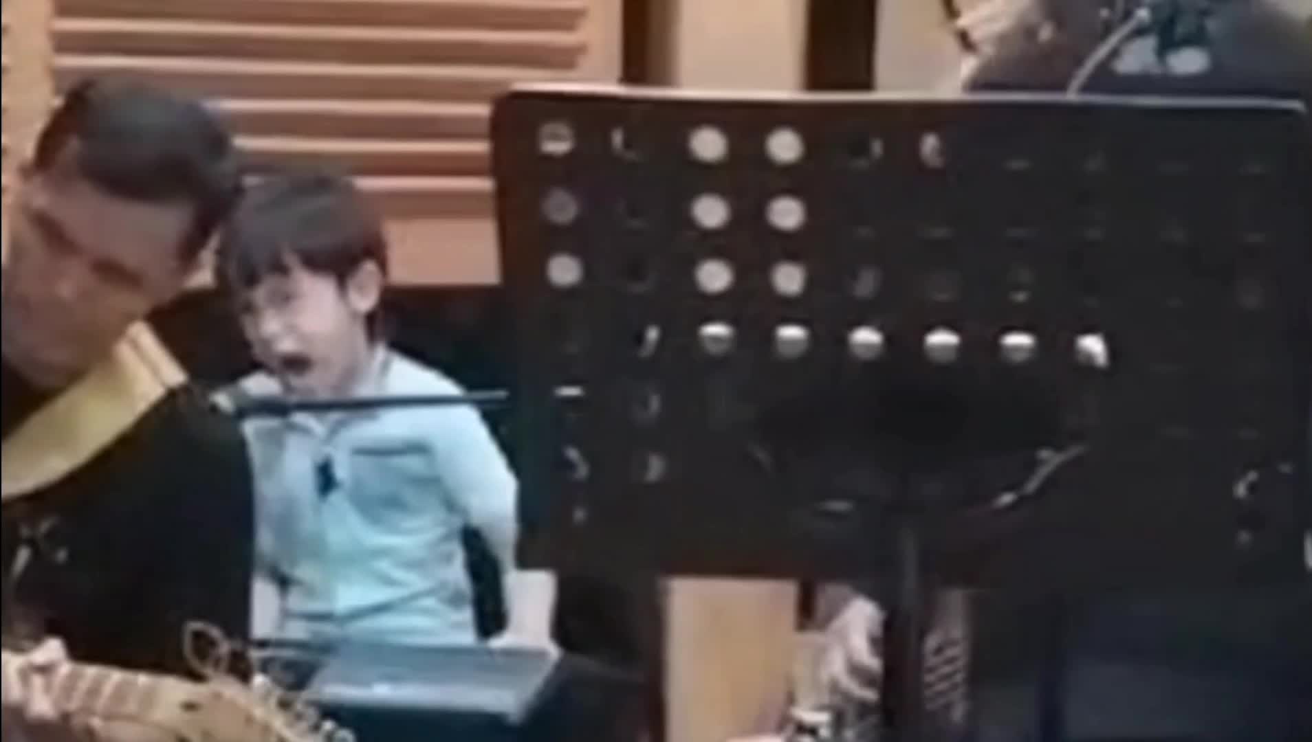 Jude bocah 6 tahun maen keyboard lagu heyjude Beatles 😍