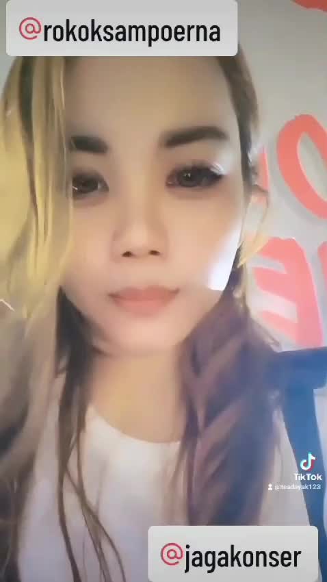 spg rokok Sampoerna icon merah jaga konser