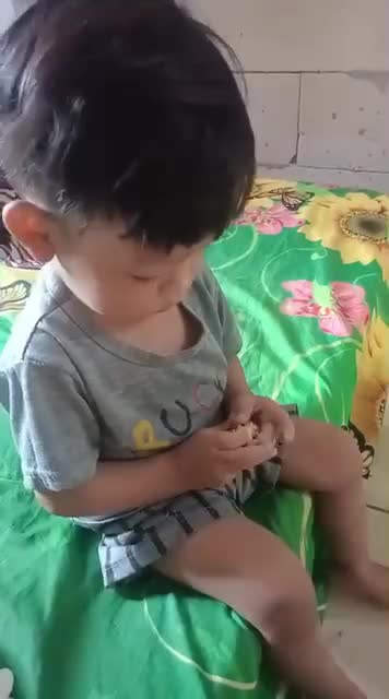 babang nauvan bantuin mamah ngupas telur puyuhnya 😅


#RCTIPlus #HOTrctiplus #fypシ゚viral #1TRENDING #mahmud #mamahmudaberanaktiga 
