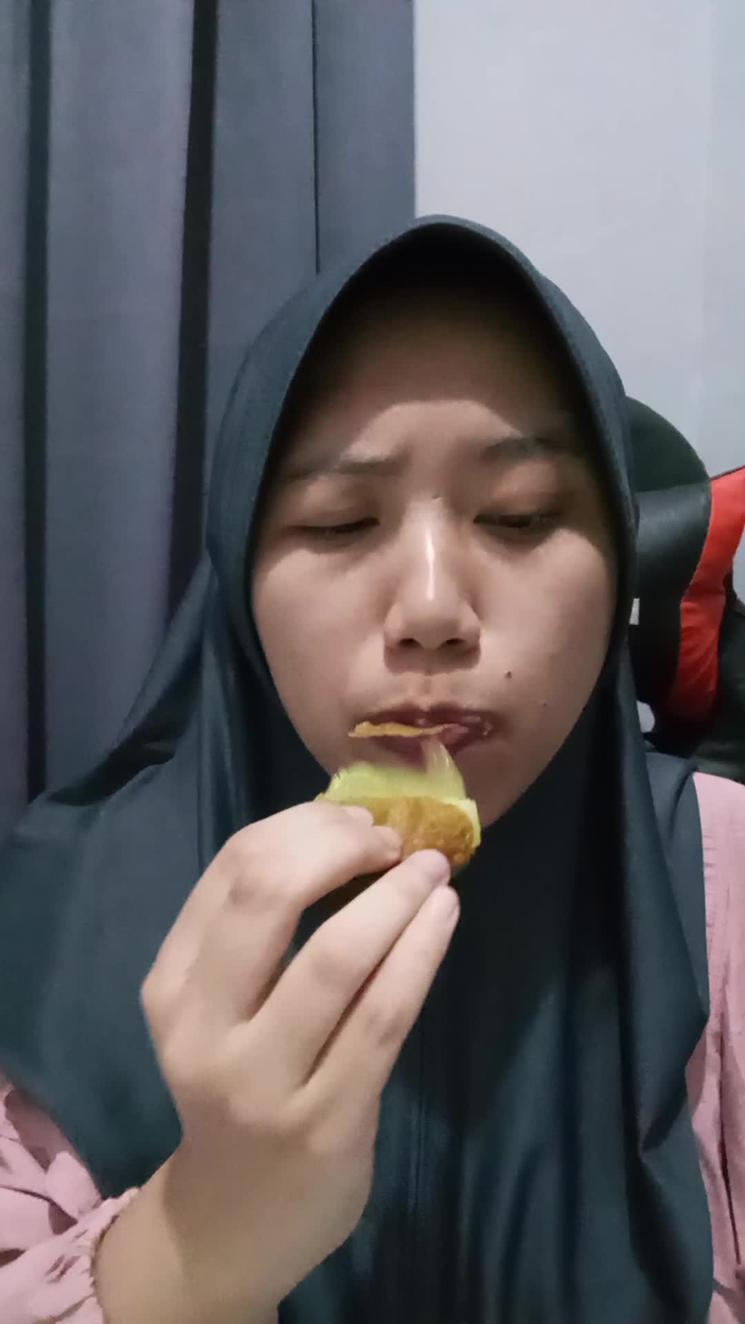 aku makan juga kulit buah kiwi nya yaa