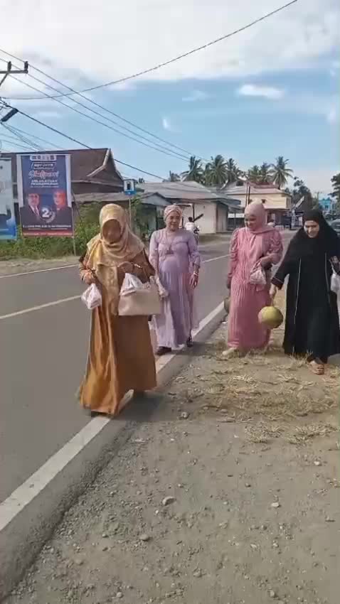 kebiasaan ibu² pulang dri pengantin pasti ada aja bawaan😂