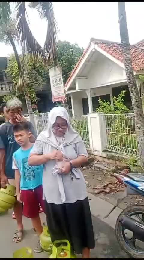 Antrean panjang pembelian elpiji 3 kg merebak di sejumlah wilayah #elpiji3kg 