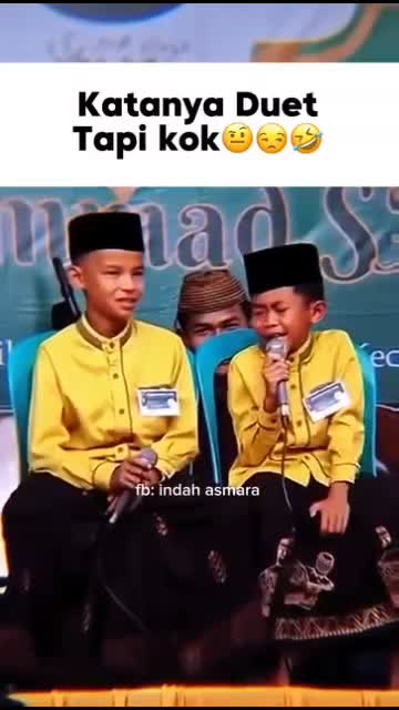 yang kanan tukang ngambek 😭😭