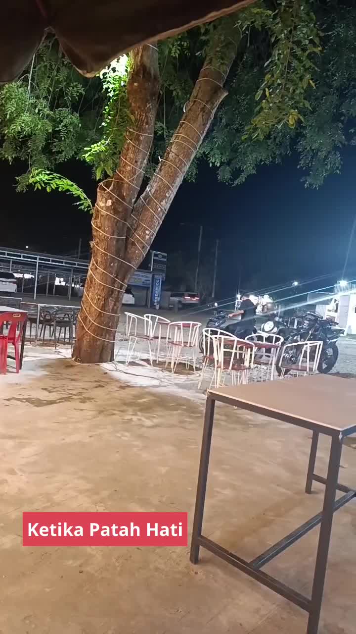 Tampak seorang remaja berjalan tidak karuan saat hati sedang hancur
 #PATAHHATIBUKANBERARTIPUTUSASA  #putuscinta  #layanganputus 