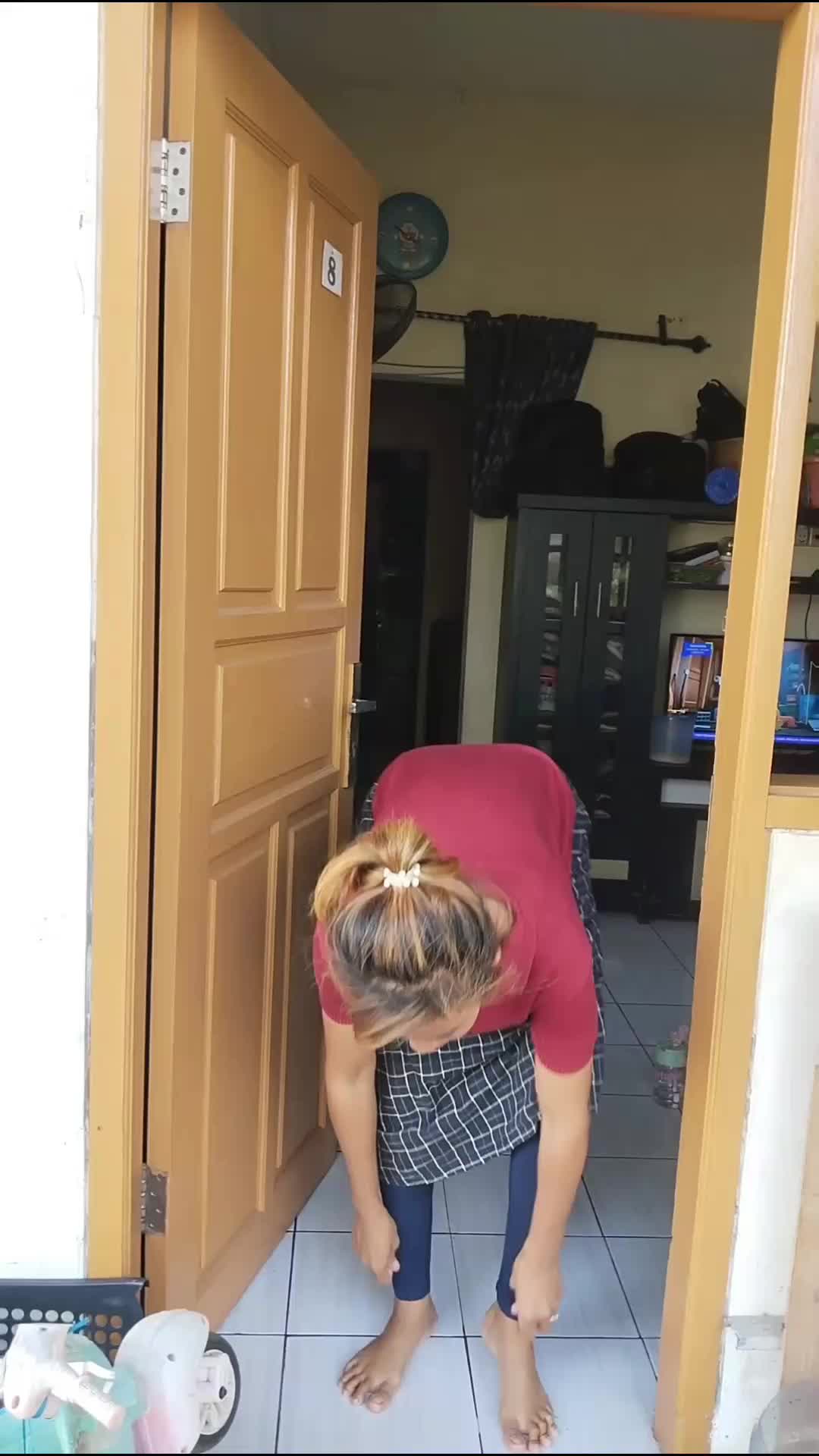emak_emak ktika mau manjat pohon. 