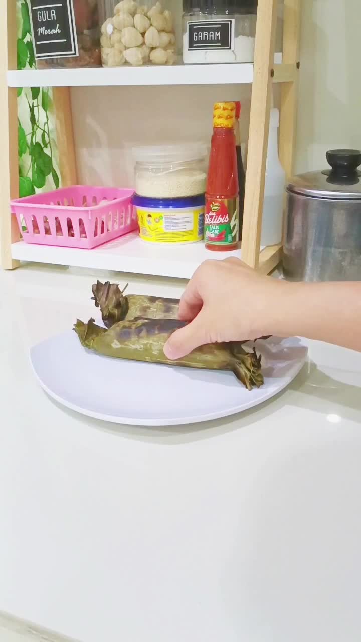Di kirimi pepes tahu, tapi ininga pedes ya..  # #pepestahu #makanantradisional 