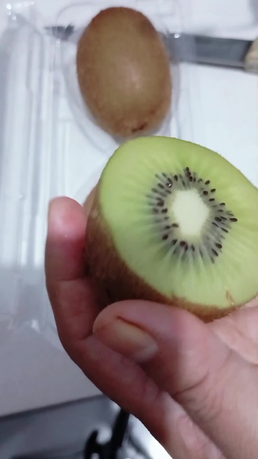 Makan buah kiwi 😍