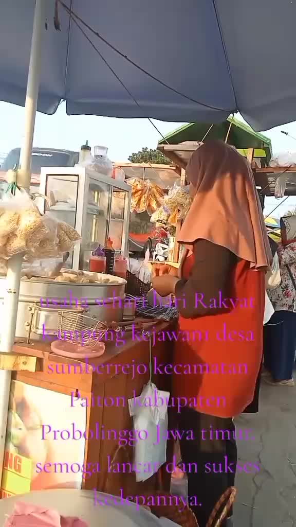 usaha sehari hari Rakyat kampung kejawan1 desa sumberrejo kecamatan Paiton kabupaten Probolinggo, sedang jualan cilok.