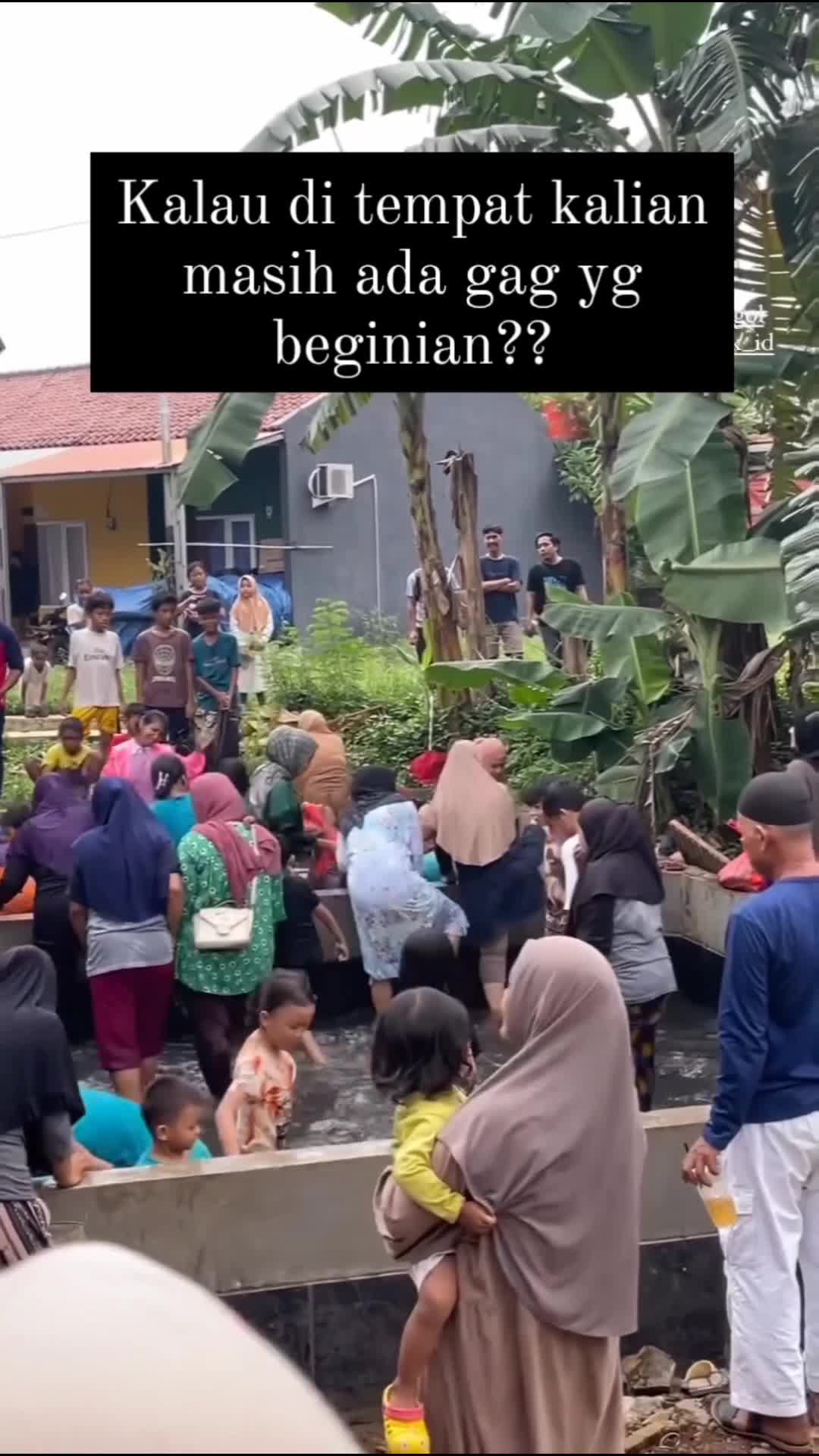 Ngobak bareng di kampung Grogol Limo Depok. Daerah mana lagi yang masih ada kegiatan kayak gini? #Depok #WargaDepok 